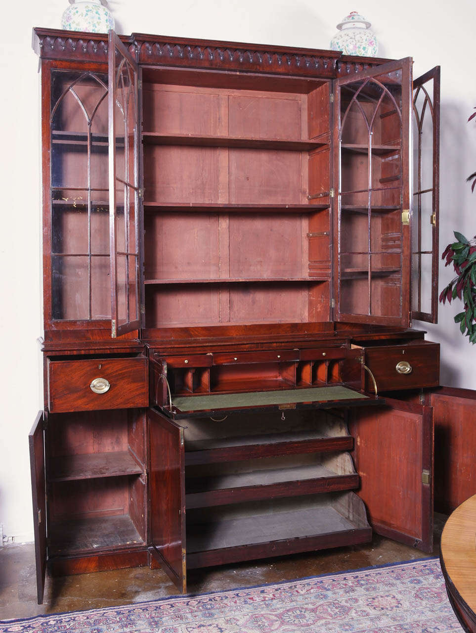 18th c English George III flame mahogany bookcase with butlers desk In Good Condition For Sale In Dallas, TX