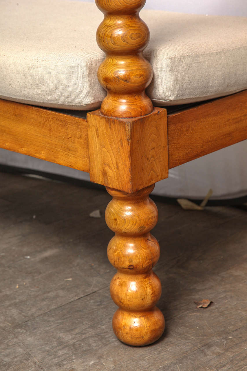 Oak Large Bobbin Hall Bench In Excellent Condition In New York, NY