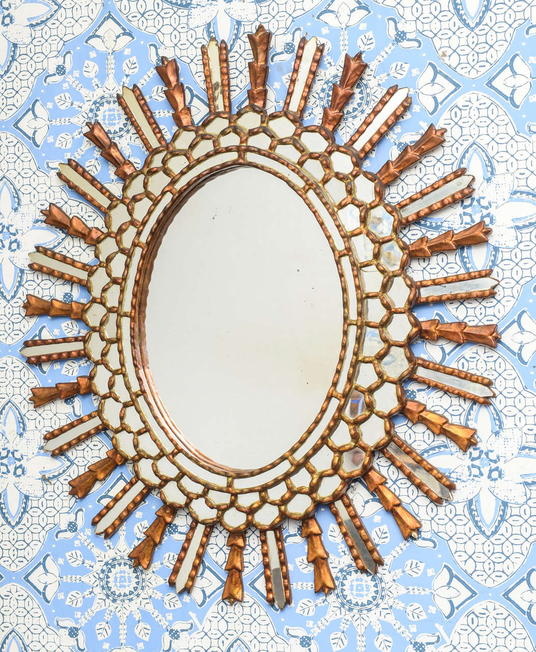 Very original oval starburst with plenty of mirrors and wood details.