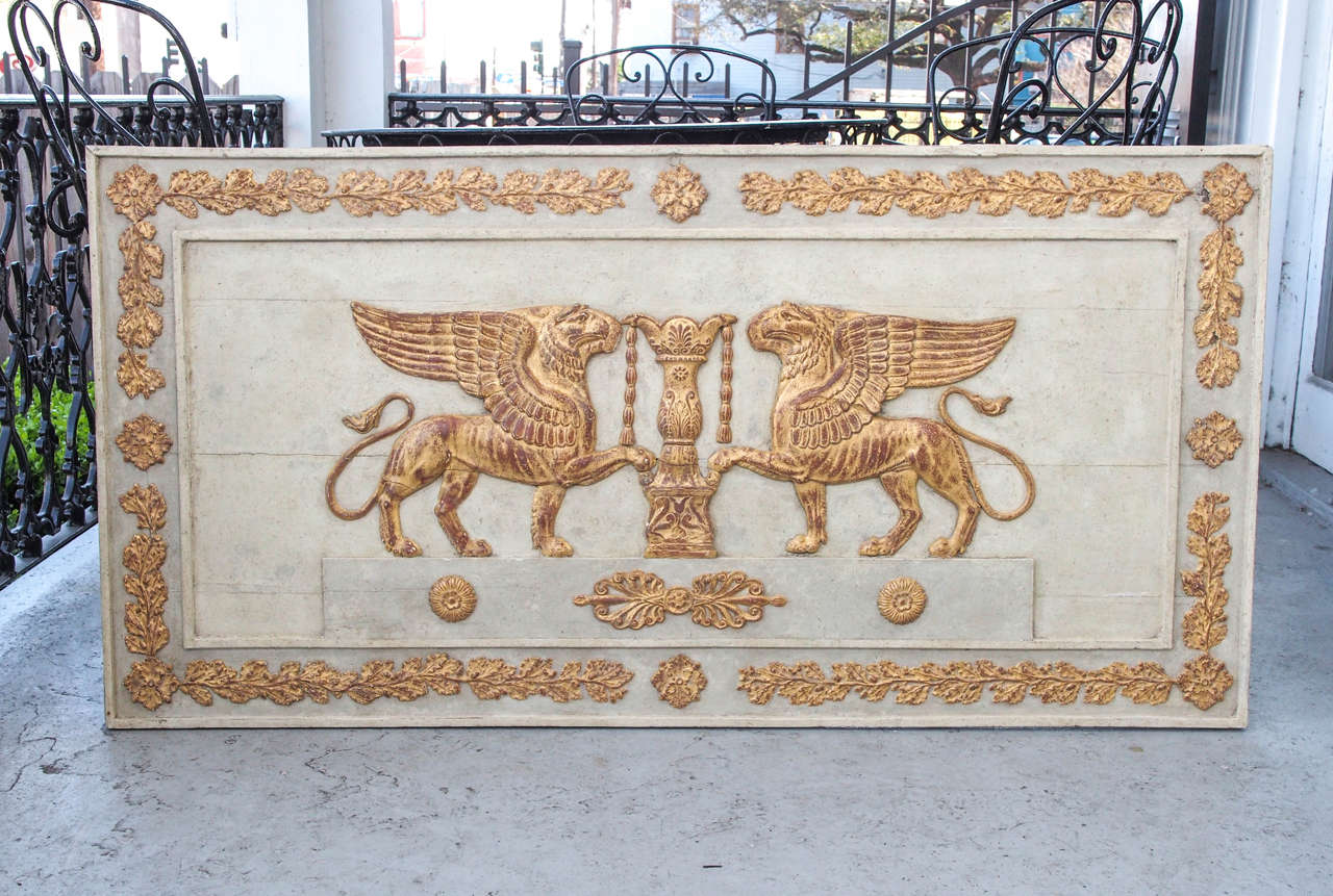Panneau de boiserie d'époque Empire français représentant des griffons ailés, des guirlandes de laurier et des médaillons.