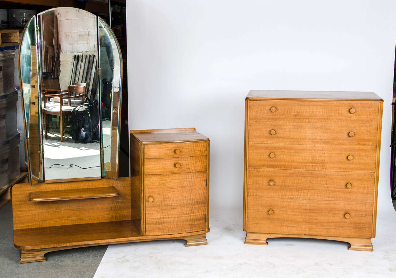 A walnut and ply Art Deco dressing table and matching chest of drawers. Dressing Table dimensions: 123cm(W) x 39cm(D) x 152cm(H)
Chest of drawers: 85cm(W) x 49cm(D) x 98cm(H)