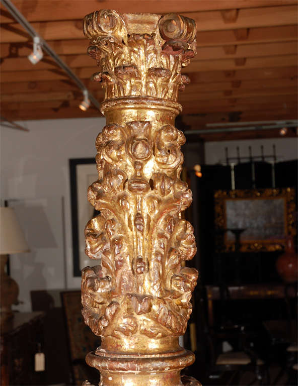 italien colonne en bois sculpté et doré en vente