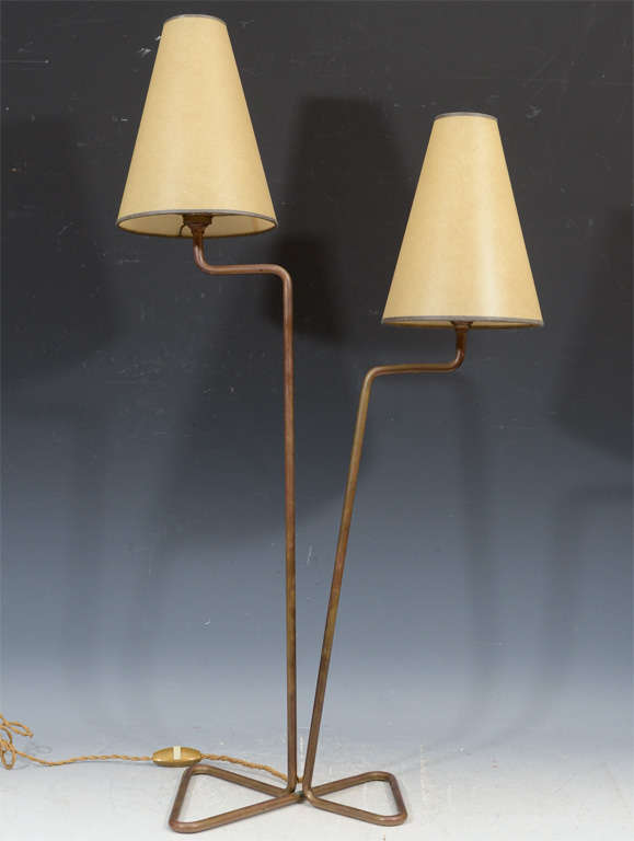 Paire de lampes en laiton françaises du milieu du siècle dans le style de Jean Royere