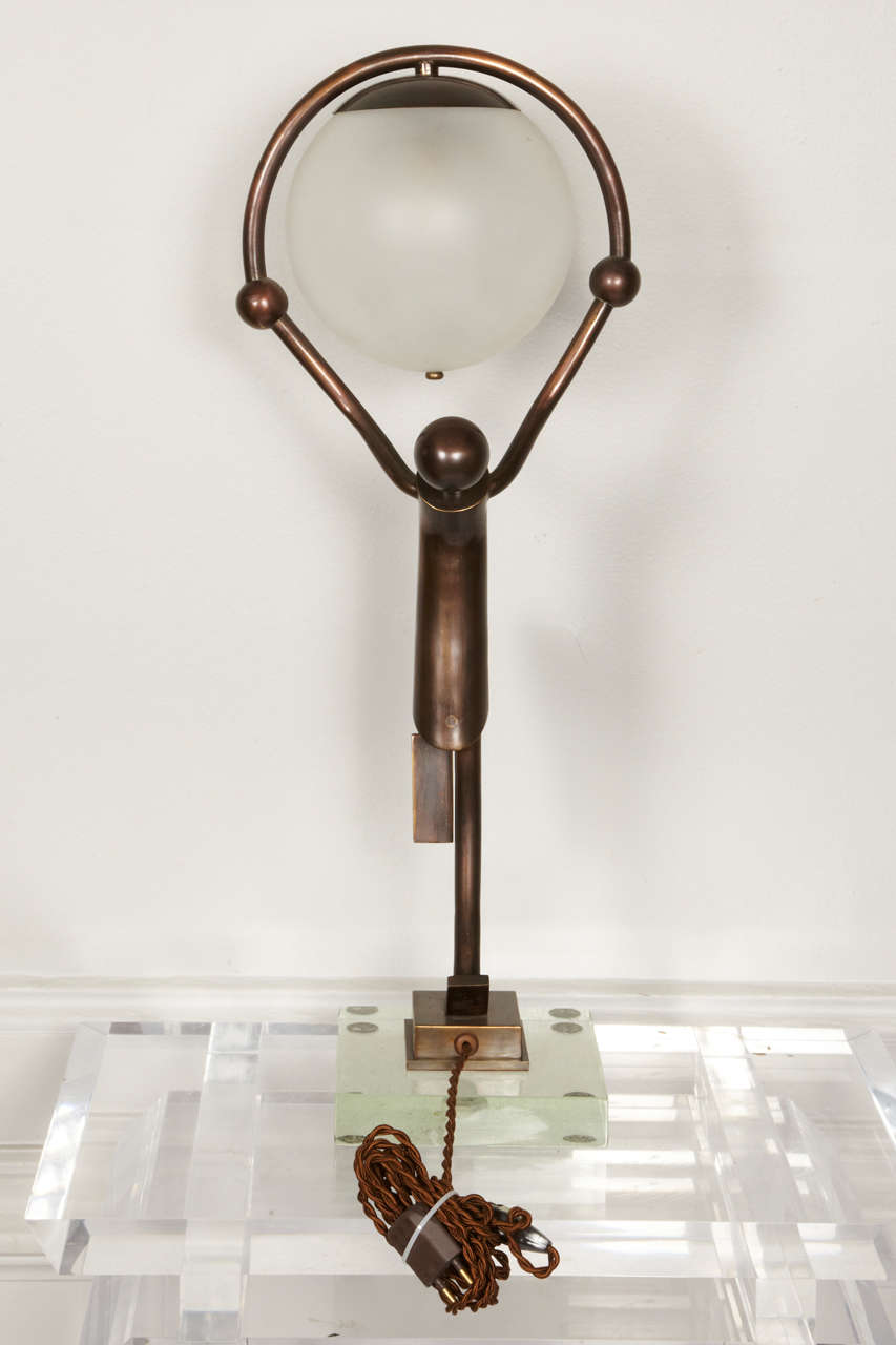 Français Superbe lampe de table Juggler des années 1930 en vente