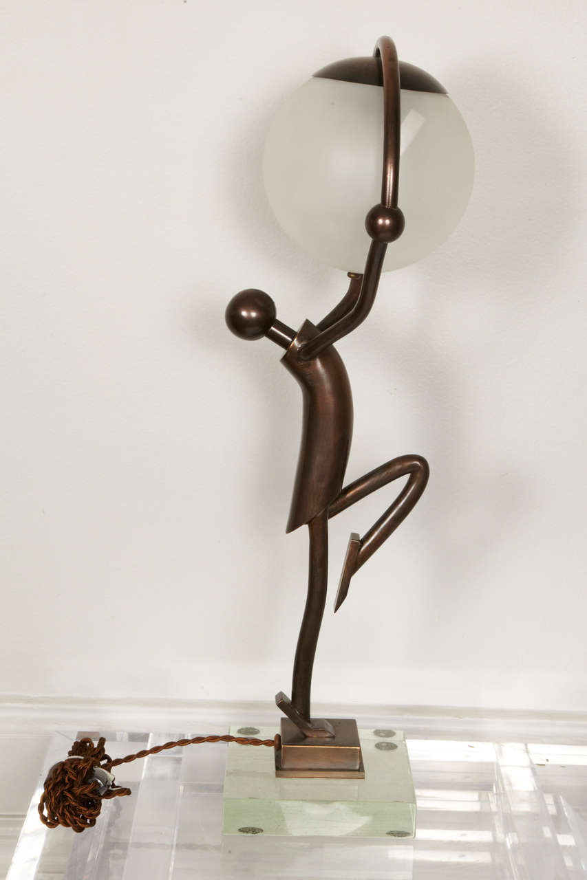 Great 1930s Juggler Table Lamp In Excellent Condition For Sale In New York, NY