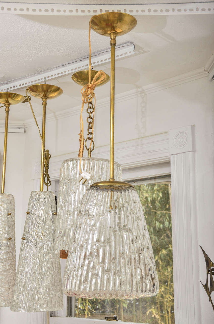Mid-Century Modern Lampe à suspension sculpturale en verre et laiton avec détail en bas fermé de Kalmar en vente
