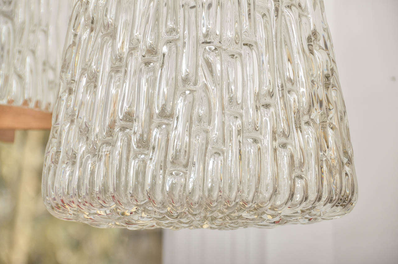 Autrichien Lampe à suspension sculpturale en verre et laiton avec détail en bas fermé de Kalmar en vente