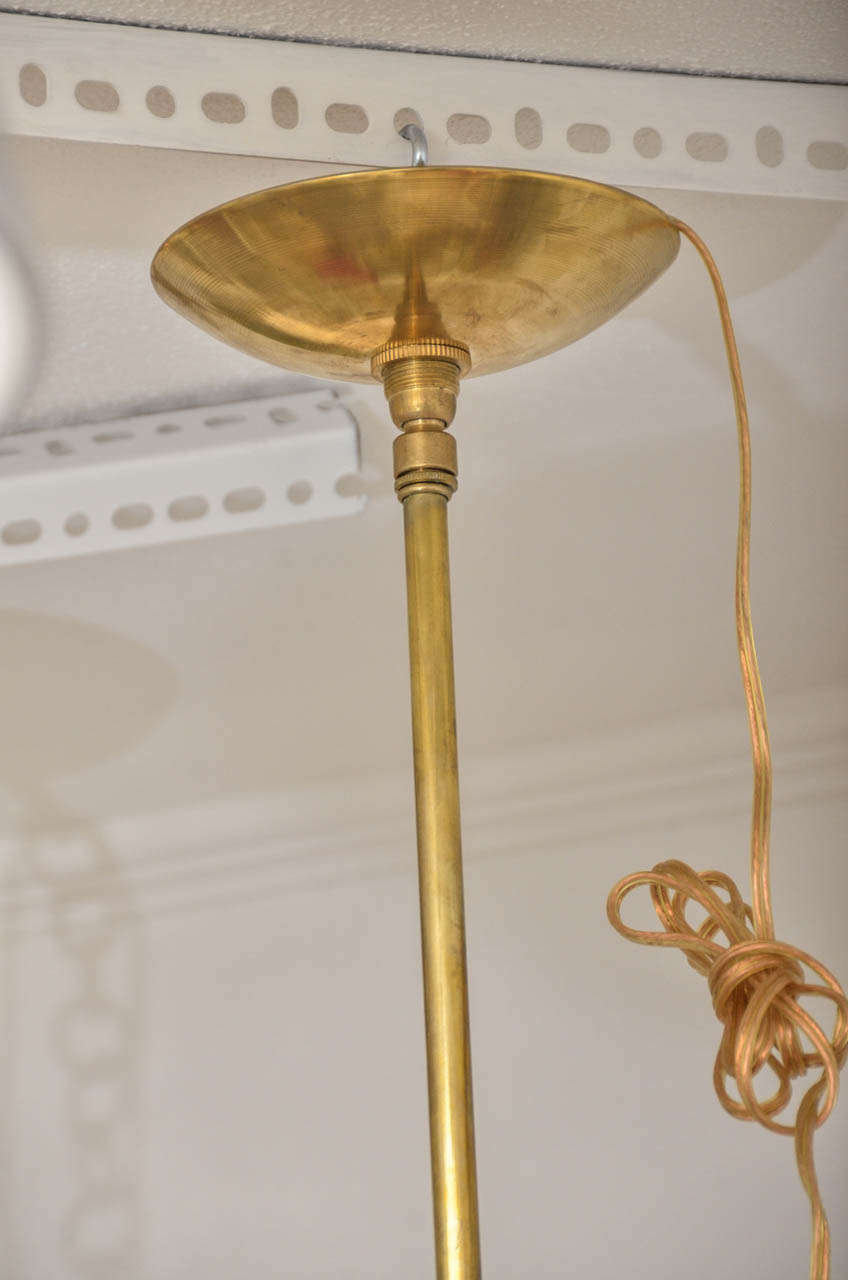 Lampe à suspension sculpturale en verre et laiton avec détail en bas fermé de Kalmar Excellent état - En vente à Bridgehampton, NY