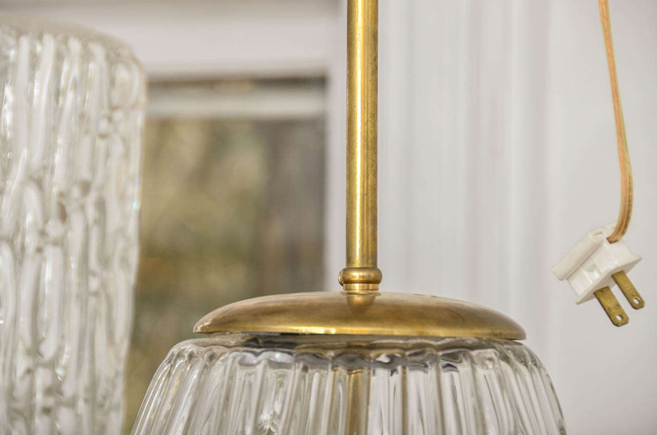 Milieu du XXe siècle Lampe à suspension sculpturale en verre et laiton avec détail en bas fermé de Kalmar en vente