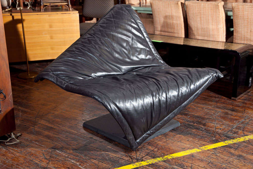 The iconic Flying Carpet Chair designed by Simon Desanta and manufactured by Rosenthal. In black leather.