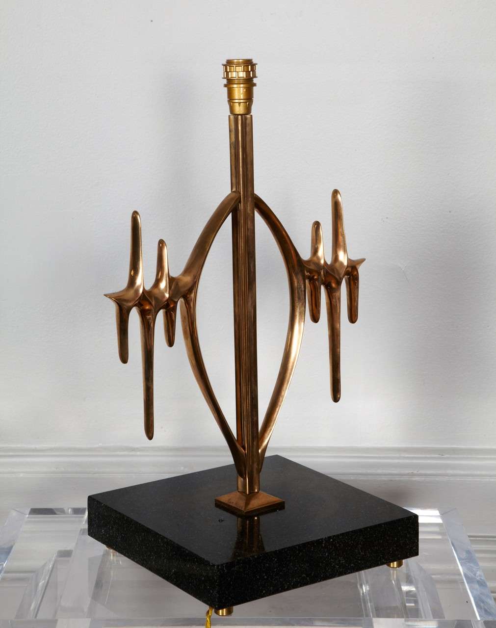 Tolles Paar ungewöhnlicher Lampen, entworfen von Van Heeck.
CIRCA 1970er Jahre
Marmor und Bronze
Unterzeichnet
neu verkabelt