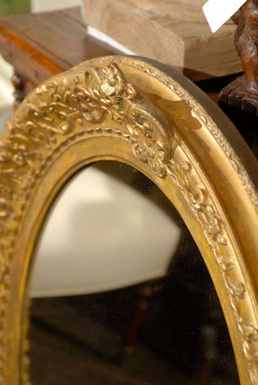 English 1870s Oval Giltwood Carved Mirror with Floral Arabesques and Small Crest For Sale 2