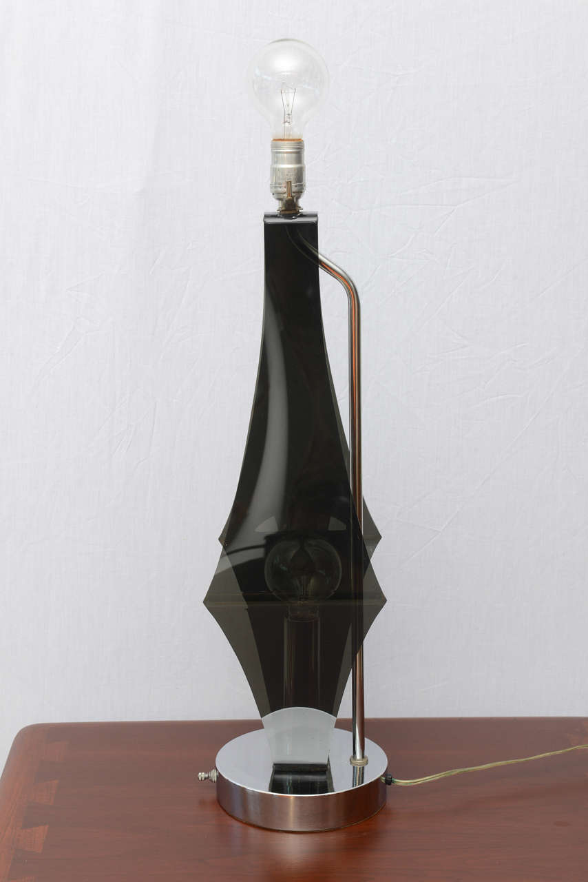 Paar doppelt geformte geometrische Lampen aus geräuchertem Lucite und Chrom, 1970er Jahre, USA (Ende des 20. Jahrhunderts) im Angebot