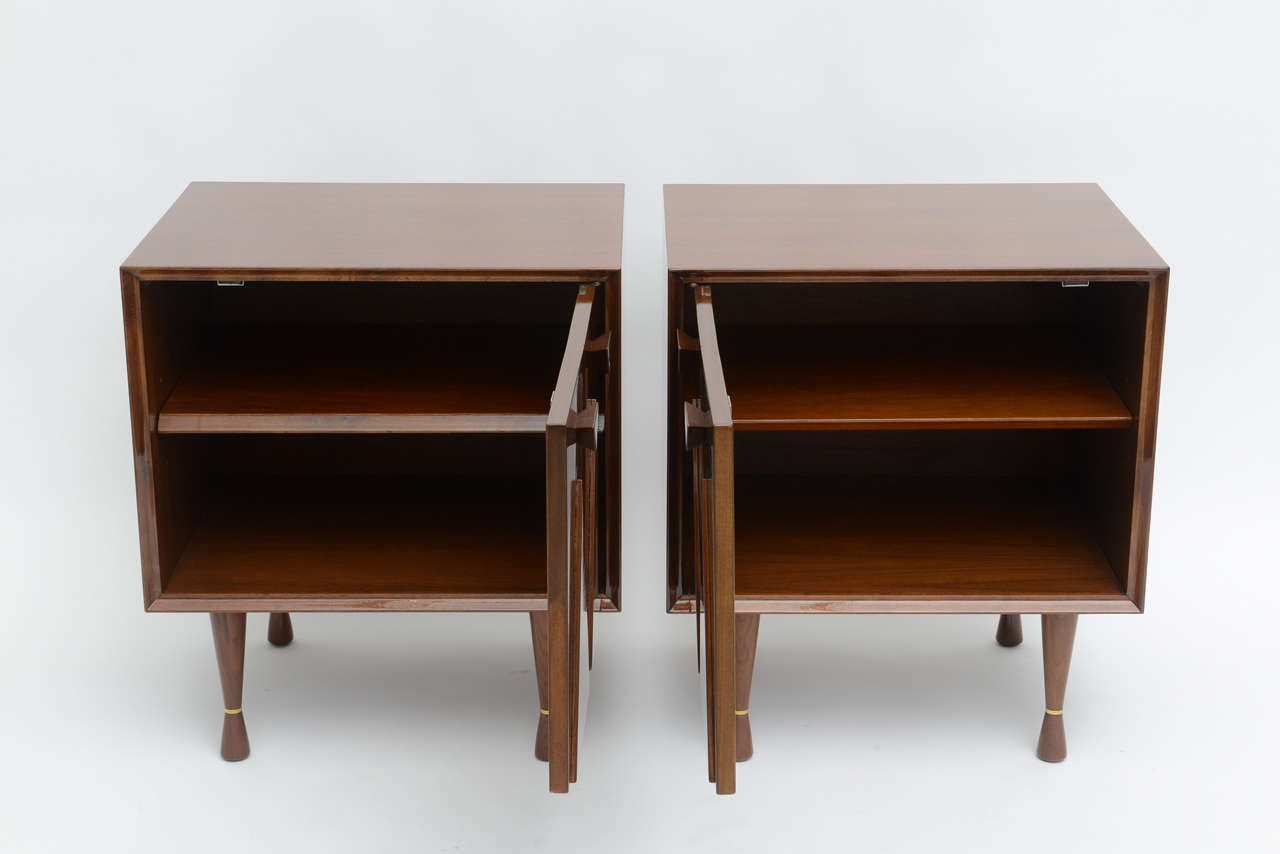Pair of Italian Modern Walnut Bedside Cabinets, Manner of Ponti In Excellent Condition In Hollywood, FL