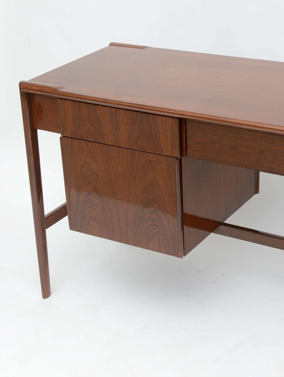 American Modern Walnut Desk In Excellent Condition For Sale In Hollywood, FL
