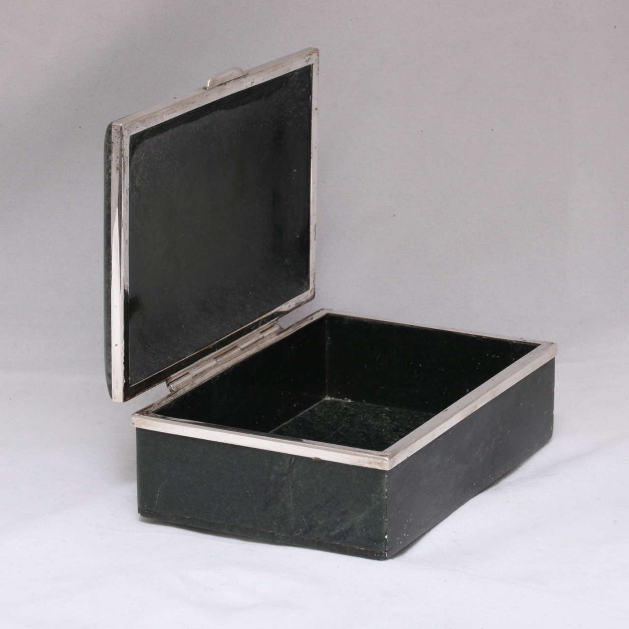 Rare Art Deco Continental Silver-Mounted Nephrite Jade Table Box In Excellent Condition In New York, NY