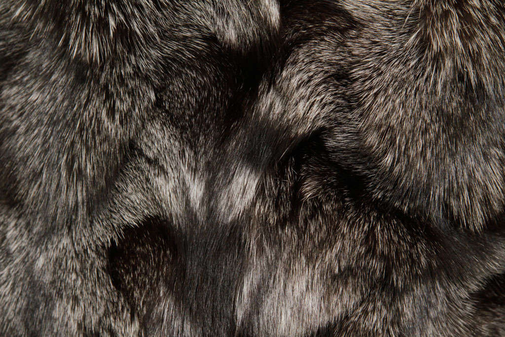 Magnifique coussin en forme de renard argenté. Nous avons un oreiller avec de la fourrure des deux côtés. La fourrure de renard provient de Suède.