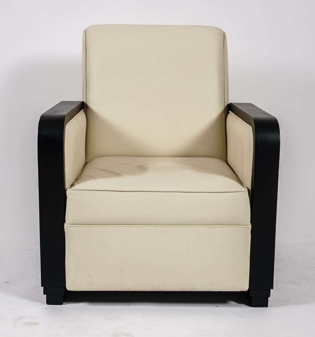 Art Deco armchairs in leather and pear tree blackened.
Entire restored. Very comfortable.