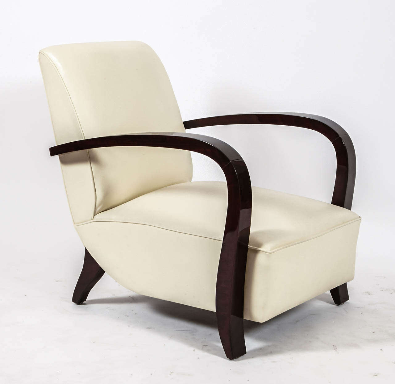 Set of four Art Deco armchairs very comfortable. You can add two repose pieds
restored in beige leather.
