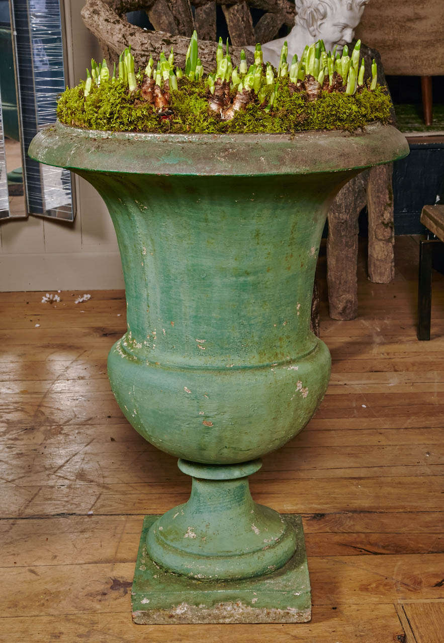 Pair of tall XIXth century garden planters in painted cast iron, French In Excellent Condition In Paris, FR