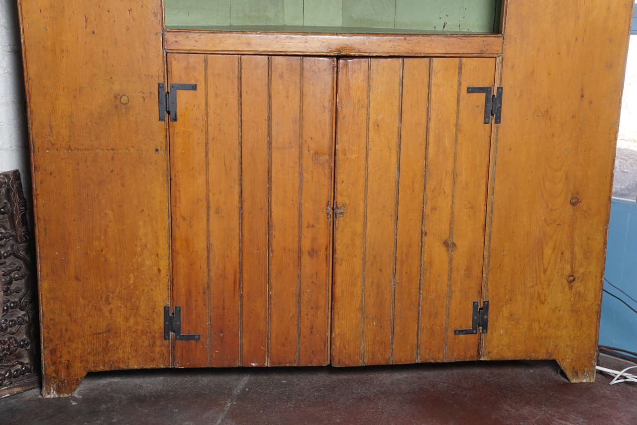 19th Century Rustic American Corner Cupboard In Excellent Condition For Sale In Hudson, NY