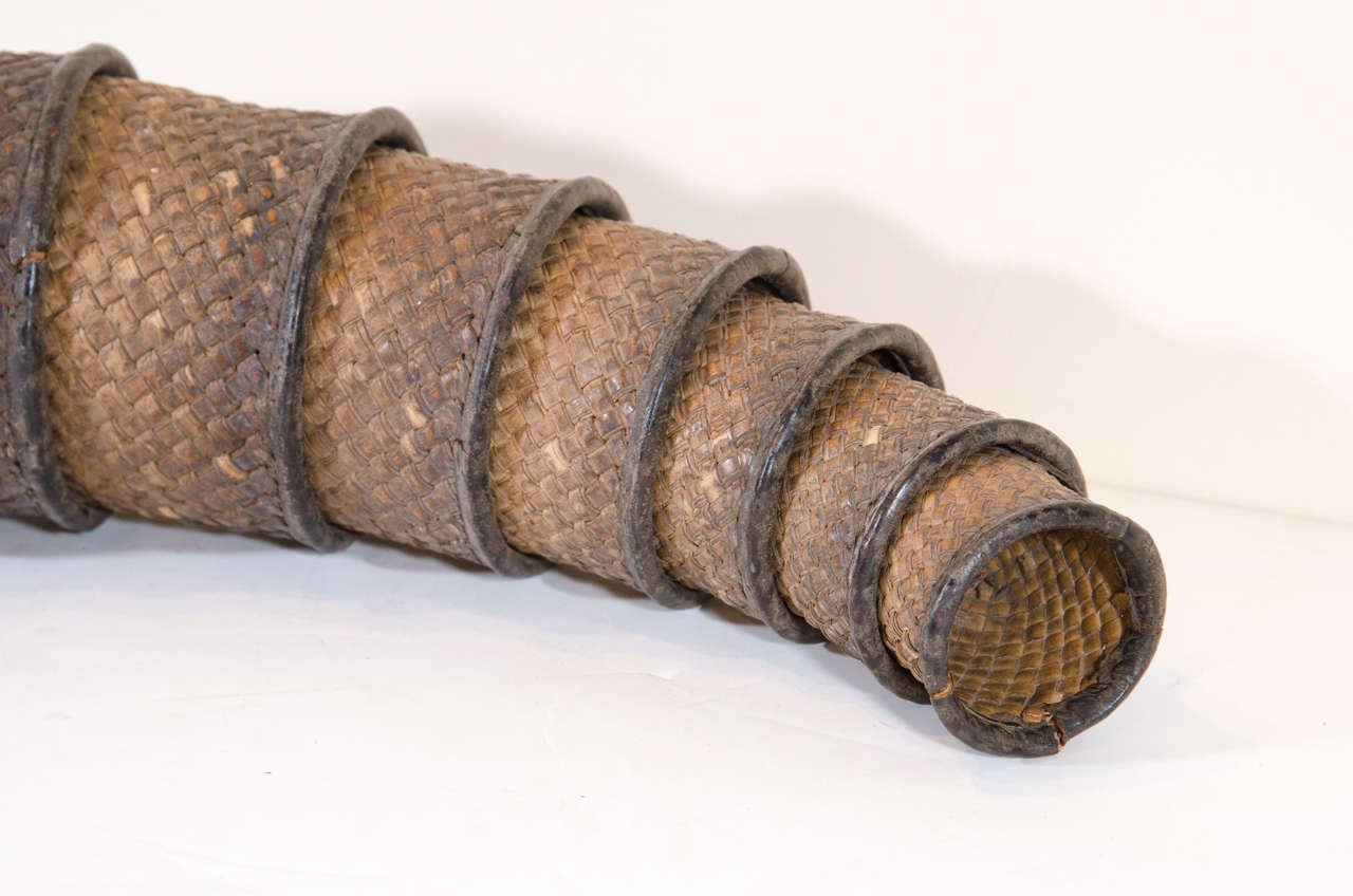 Un ensemble de 8 mesures de grain magnifiquement tissé à la main avec des accents de cuir d'origine. De Nouvelle-Guinée, C.C. 1920.
B427
