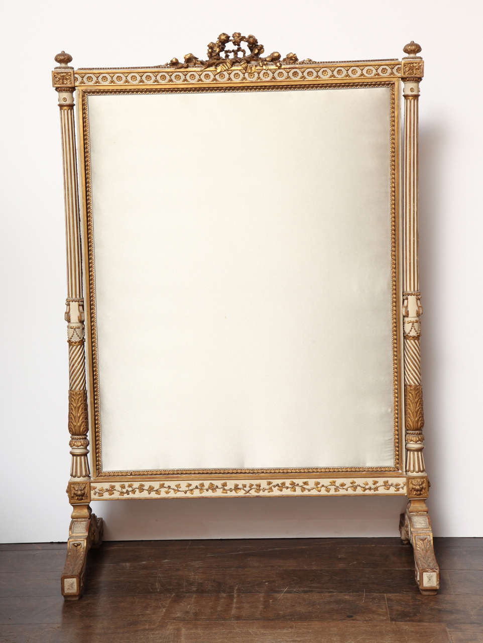 Dieser bemalte und vergoldete Kaminschirm im Louis-XVI-Stil stammt von Francois Linke (1855-1946), dem größten Möbelhersteller der Pariser Belle Epoque. Der Sessel ist zwar nicht signiert, aber die Kohlrosen- und Blattverzierung ist identisch mit