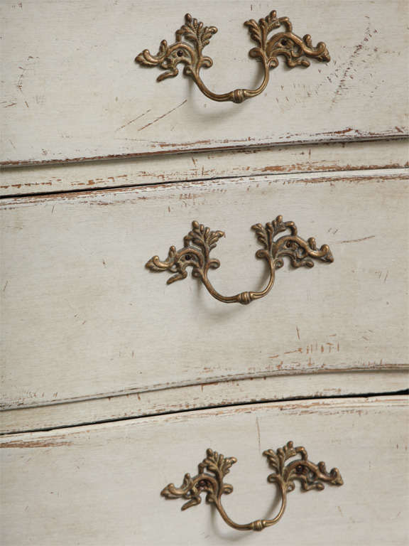 Swedish Rococo grey painted commode In Excellent Condition In Washington, DC