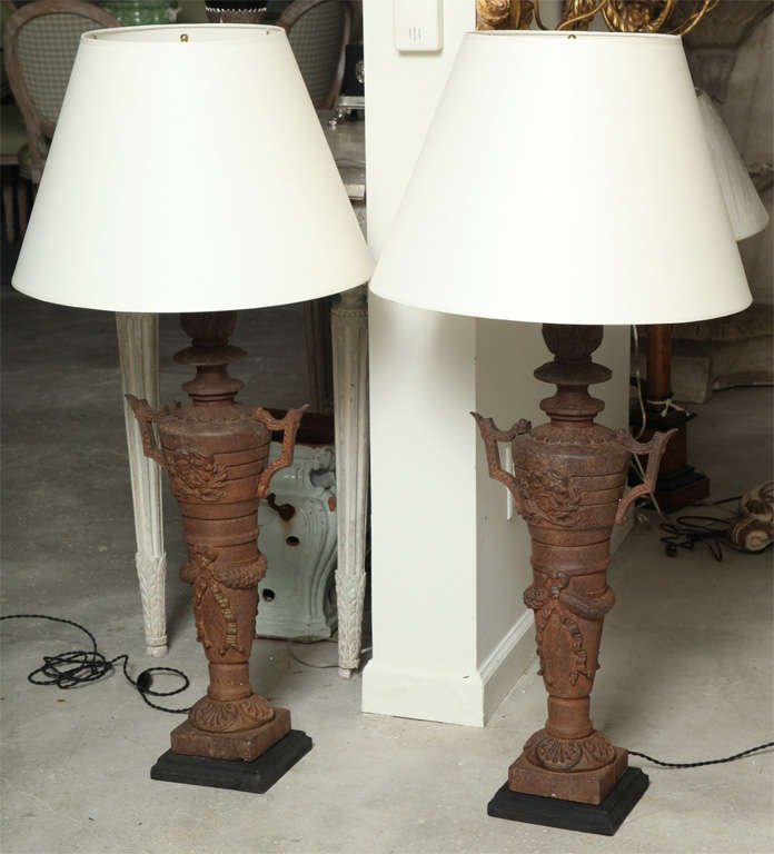 Wunderschöne Patina auf diesen beiden Paaren gusseiserner Lampen mit Endstück.

Die Sockel sind aus Holz gefertigt. Neu verkabelt. $ 2500 pro Paar.