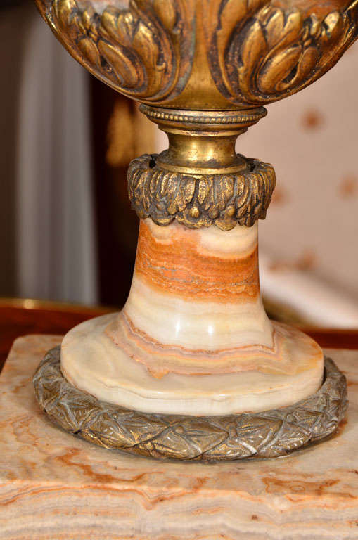 Paire de lampes en forme d'urne à tête de bélier en agate et bronze du XIXe siècle en vente 1