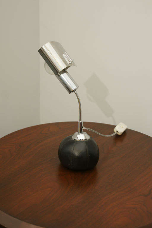 Lampe de table ajustable italienne par Angelo Brotto<br />
Bras en acier inoxydable relié à une base en cuir et métal