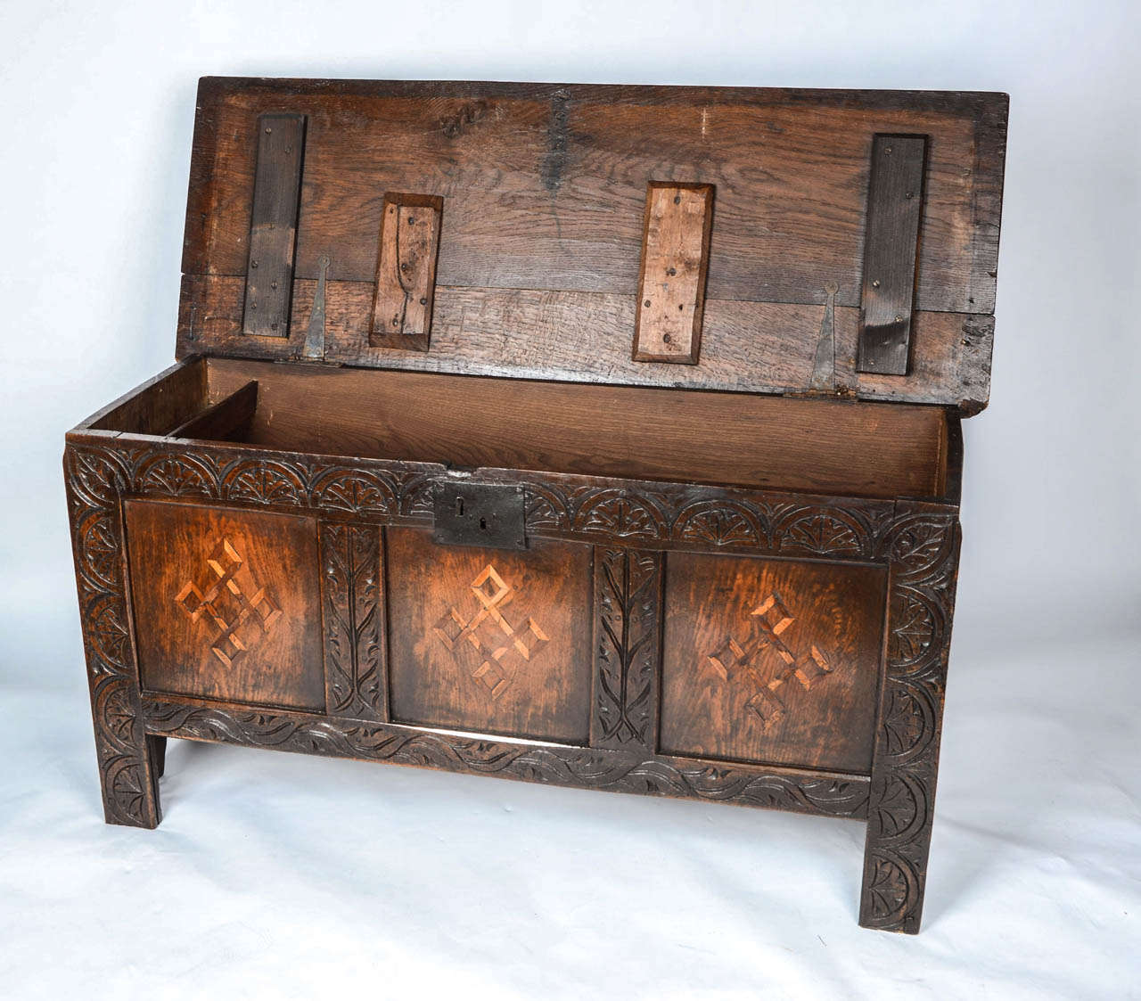 17thC, Charles 11 / CROMWELLIAN, Oak COFFER,  Inlaid,  English. In Good Condition In Lincoln, Lincolnshire