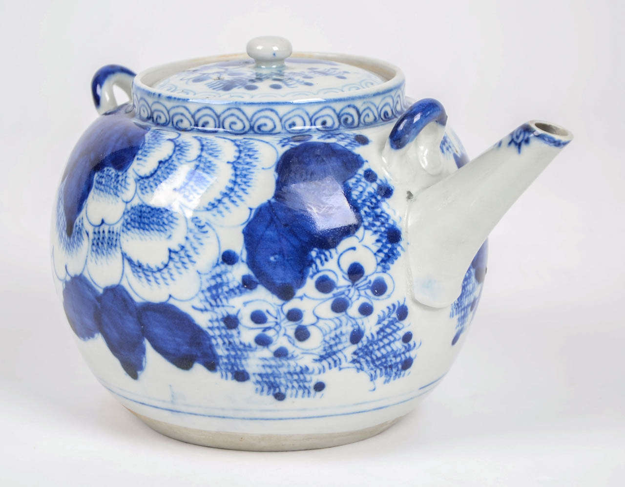 A good Chinese porcelain globular Travelling Teapot with two handle lugs either side, near the top. It has its original lid.

A nice feature is that it is complete with its original unglazed inner strainer which are normally missing.

It is