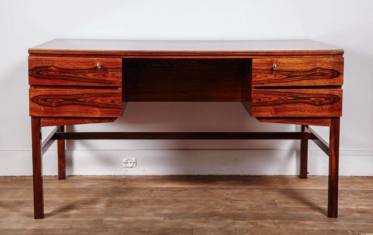 An elegant rosewood desk by Kai Kristianson
opening by 4 drawers in front and 3 open compartments at back.
Denmark, 1950's