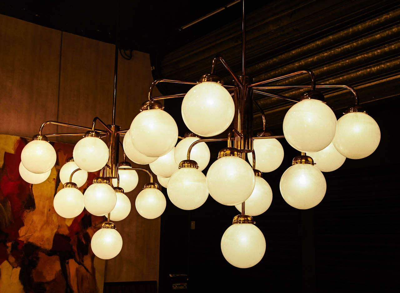 Pair of 1960s Gilded Brass Chandeliers In Good Condition For Sale In Paris, FR