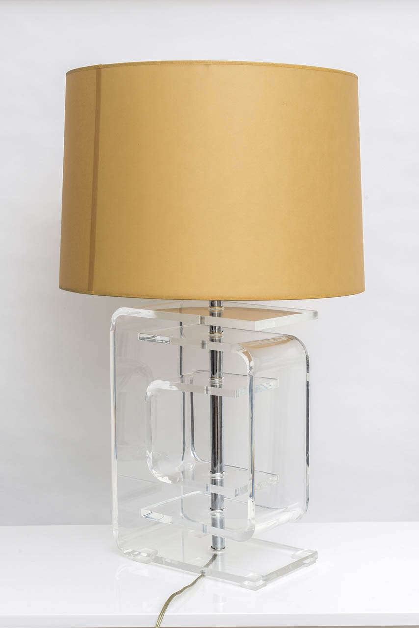 20th Century Midcentury Lucite Interfacing Table Lamp For Sale