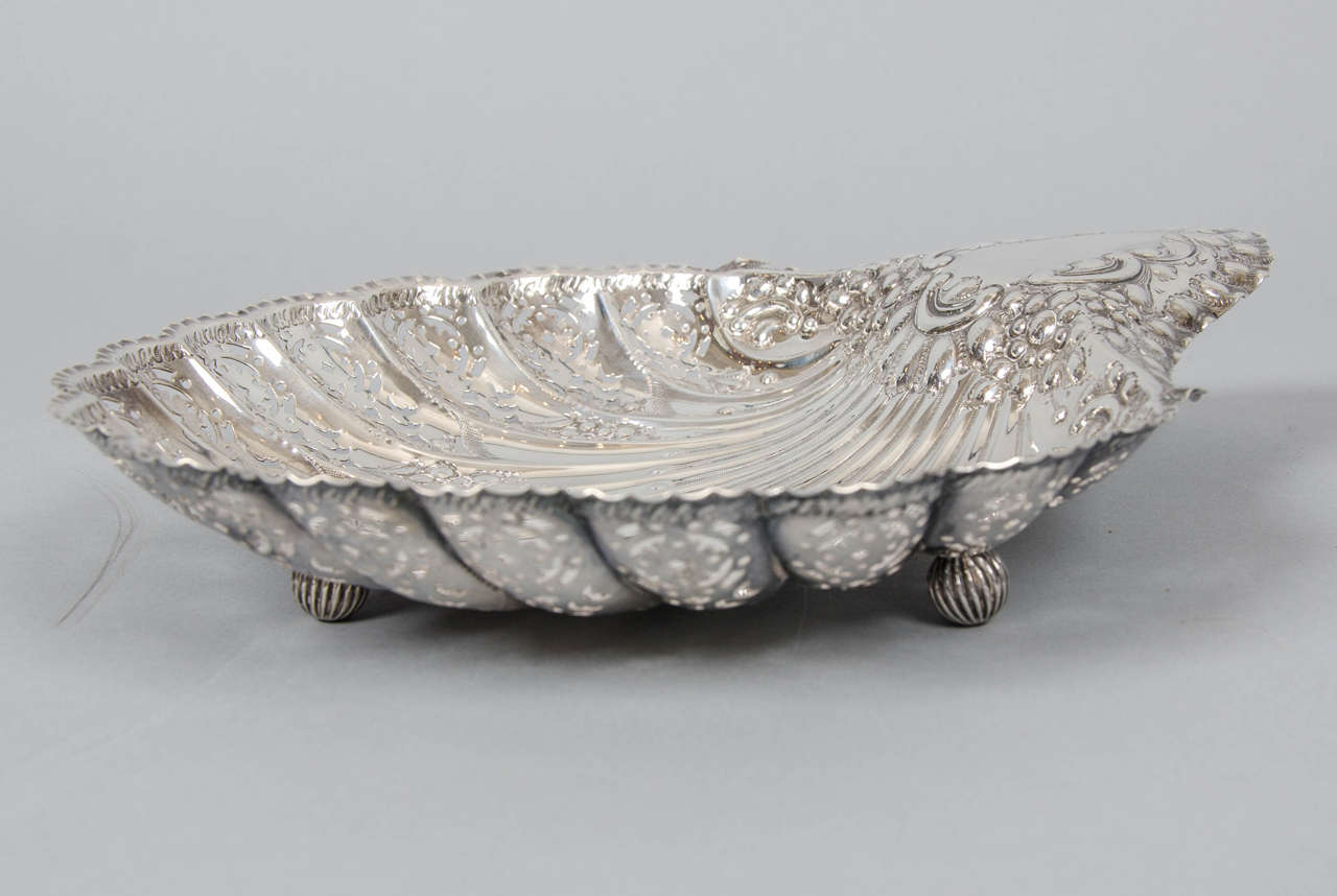 English Pair of Silver Scalloped Shell Dishes For Sale