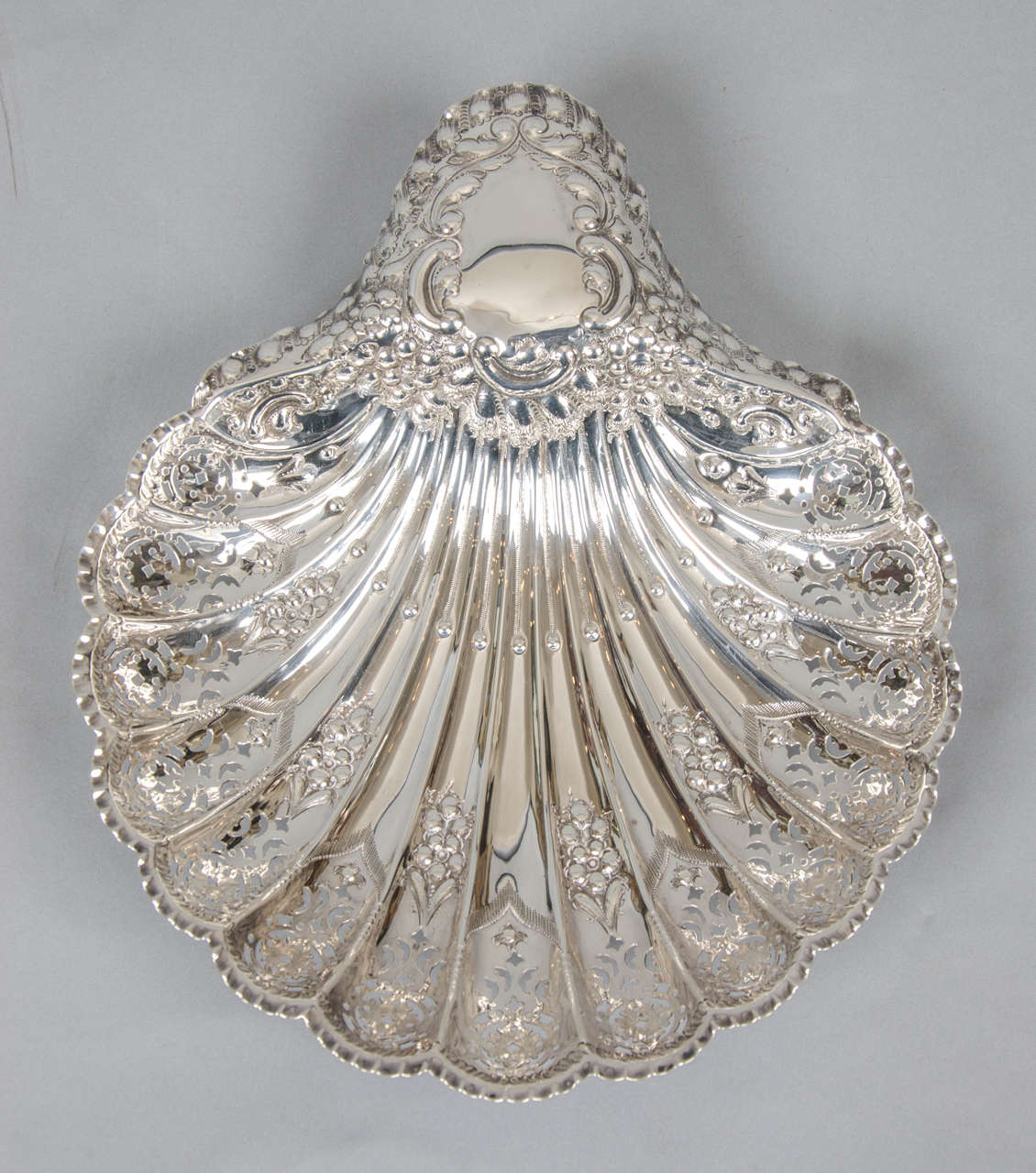 Pair of Silver Scalloped Shell Dishes In Excellent Condition For Sale In Dorking, Surrey