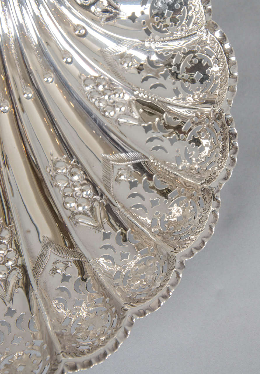 20th Century Pair of Silver Scalloped Shell Dishes For Sale