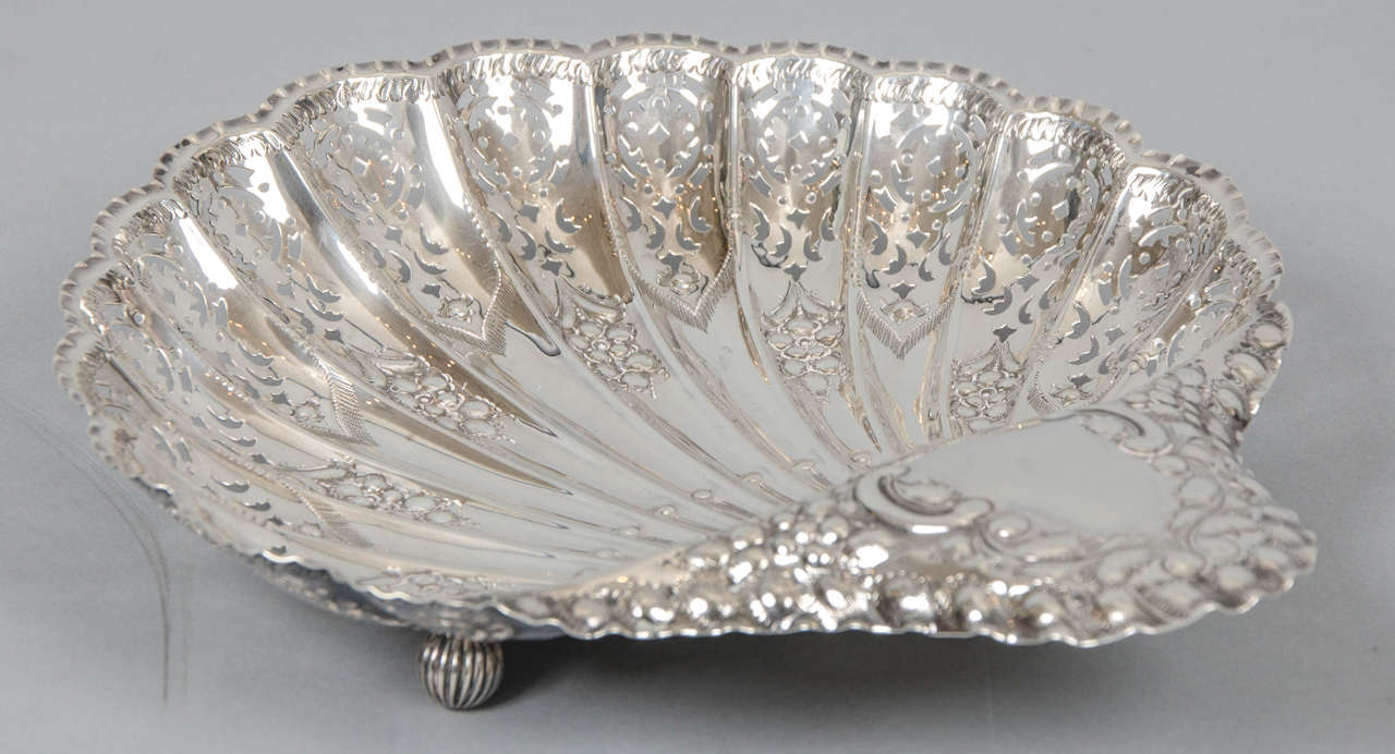 Pair of Silver Scalloped Shell Dishes For Sale 1