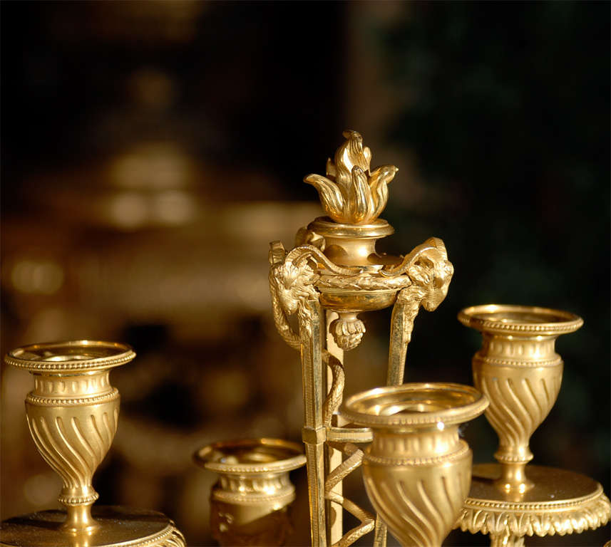 Coppia di squisiti candelabri del XIX secolo In condizioni ottime in vendita a Atlanta, GA