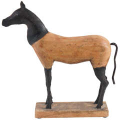 Skulptur eines Pferdes aus Holz und Metall