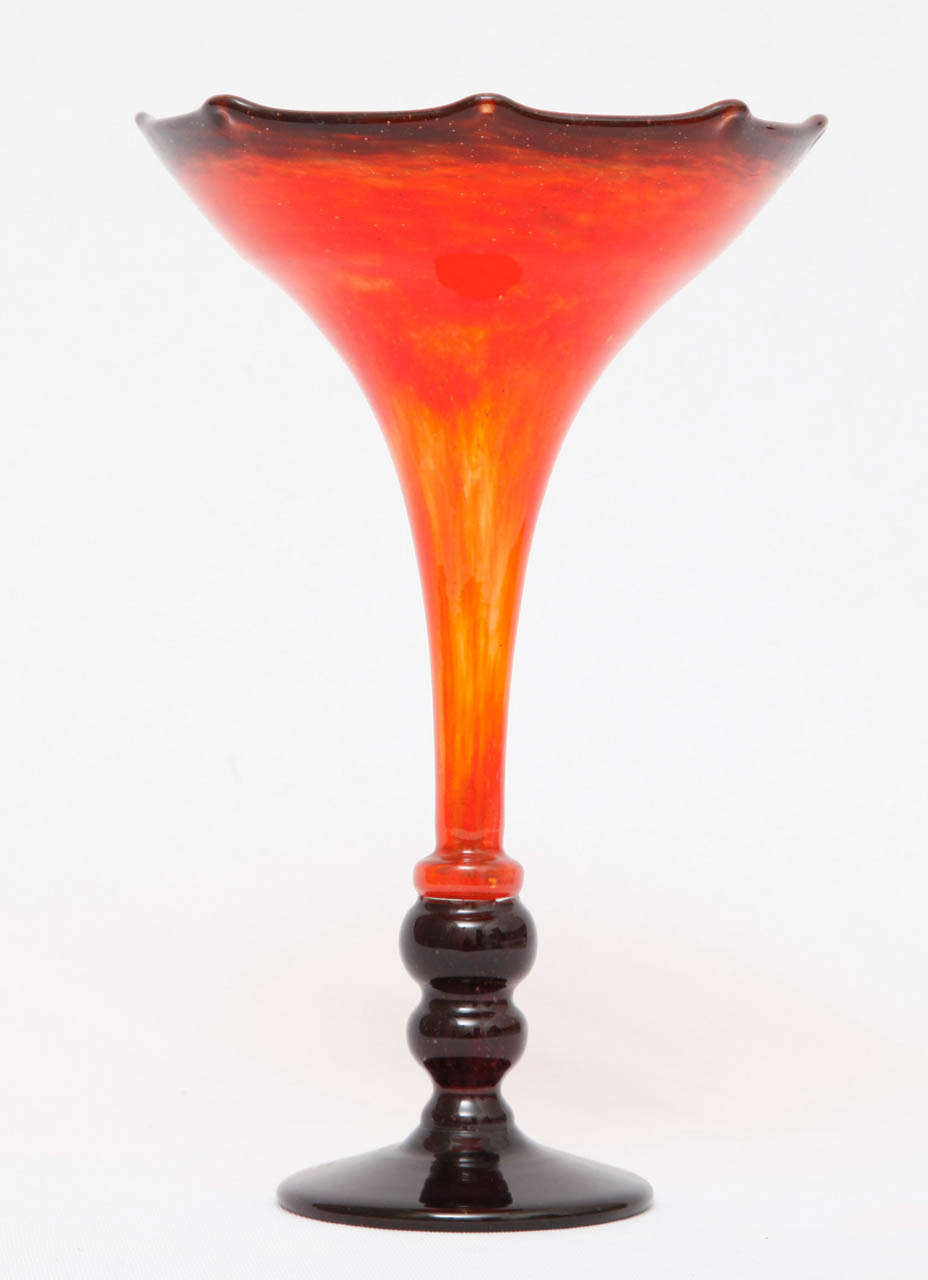A rare 'Coupe Bijou' designed by the French artist Charles Schneider (1881-1953) and produced by his own glass studio located in Epinay sur Seine near Paris, France, circa 1918-22.
Red and orange "poudré" glass with a purple glass foot.
