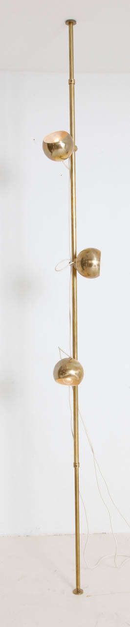 Floor lamp, Italy, 1970s, in brass.
Extensible in height from 200cm ....265.