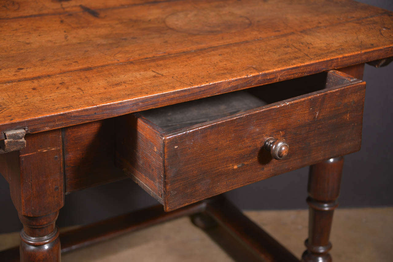 17th c. Italian Landowner's table in Walnut In Excellent Condition In Houston, TX