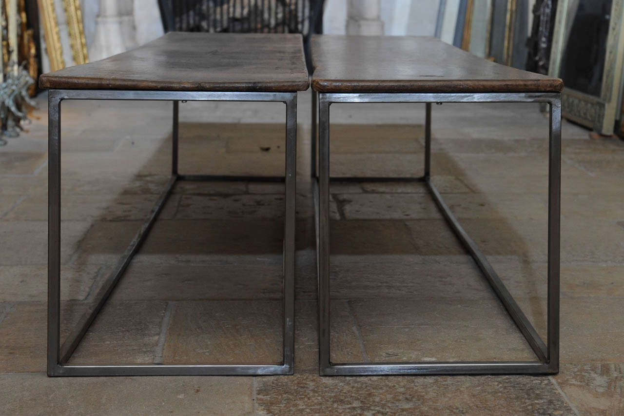 A pair of coffee tables / side tables with early 19th Century Nutwood Tops In Good Condition In Baambrugge, NL