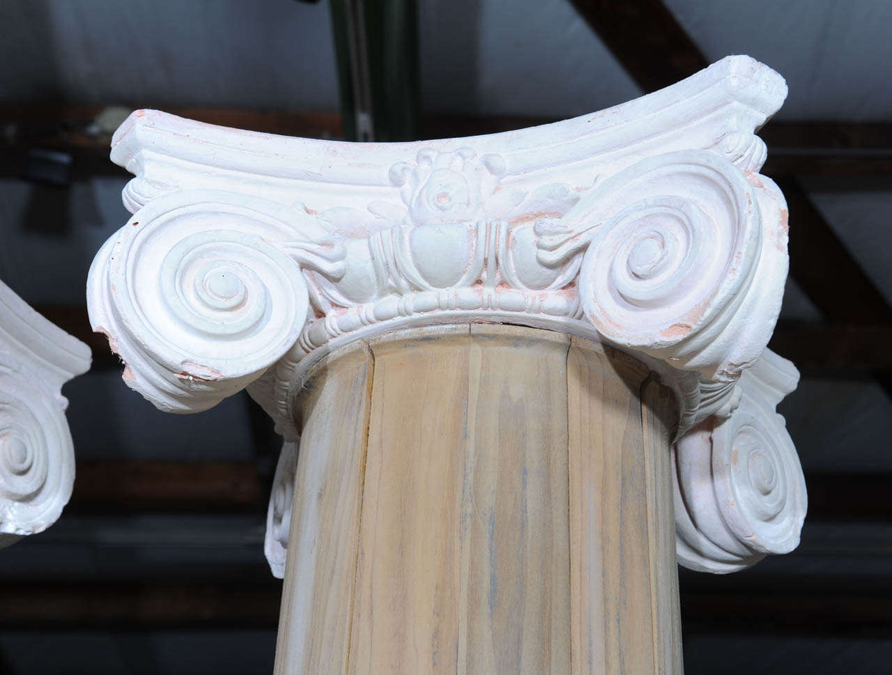 Ensemble de 2 colonnes ioniques en bois avec chapiteaux en terre cuite blanche, 19ème siècle Bon état - En vente à Baambrugge, NL