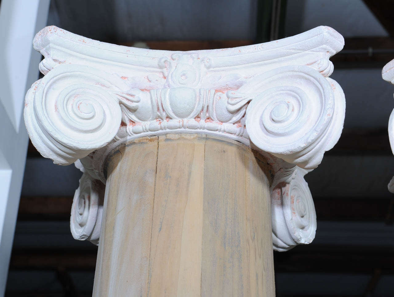 XIXe siècle Ensemble de 2 colonnes ioniques en bois avec chapiteaux en terre cuite blanche, 19ème siècle en vente