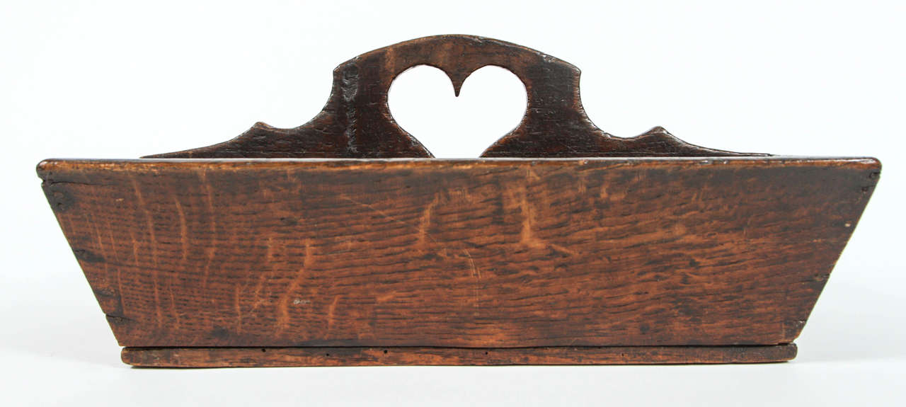 English Oak Cutlery Tray with a Heart Cutout Handle, circa 1790 In Excellent Condition In Los Angeles, CA