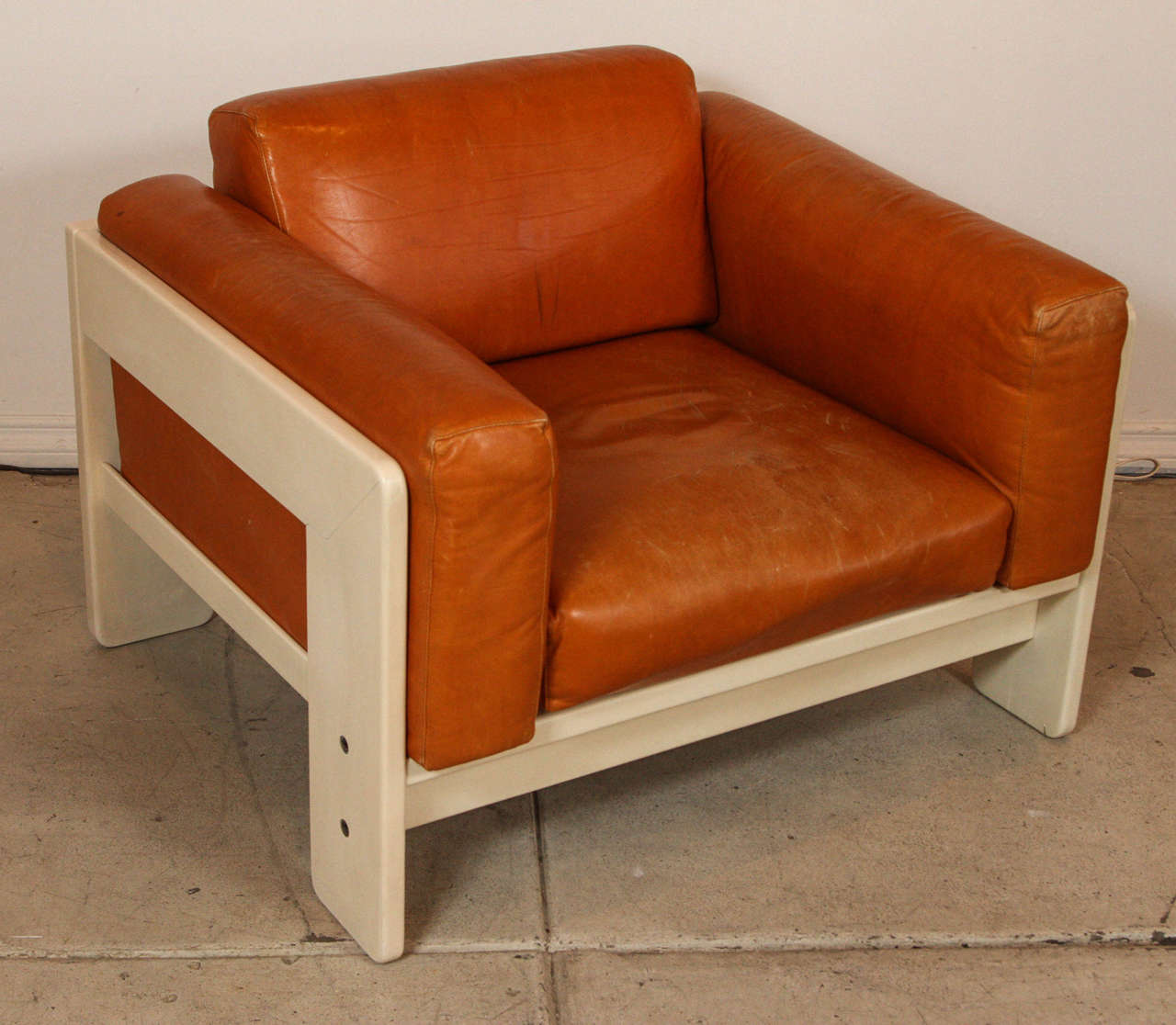 53-145 Bastiano lounge chairs in lacquered wood and leather. Designed by Tobia Scarpa and distributed by Knoll, 1976.
